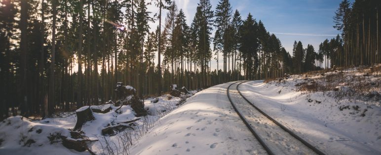 Järnväg under vårvintern.