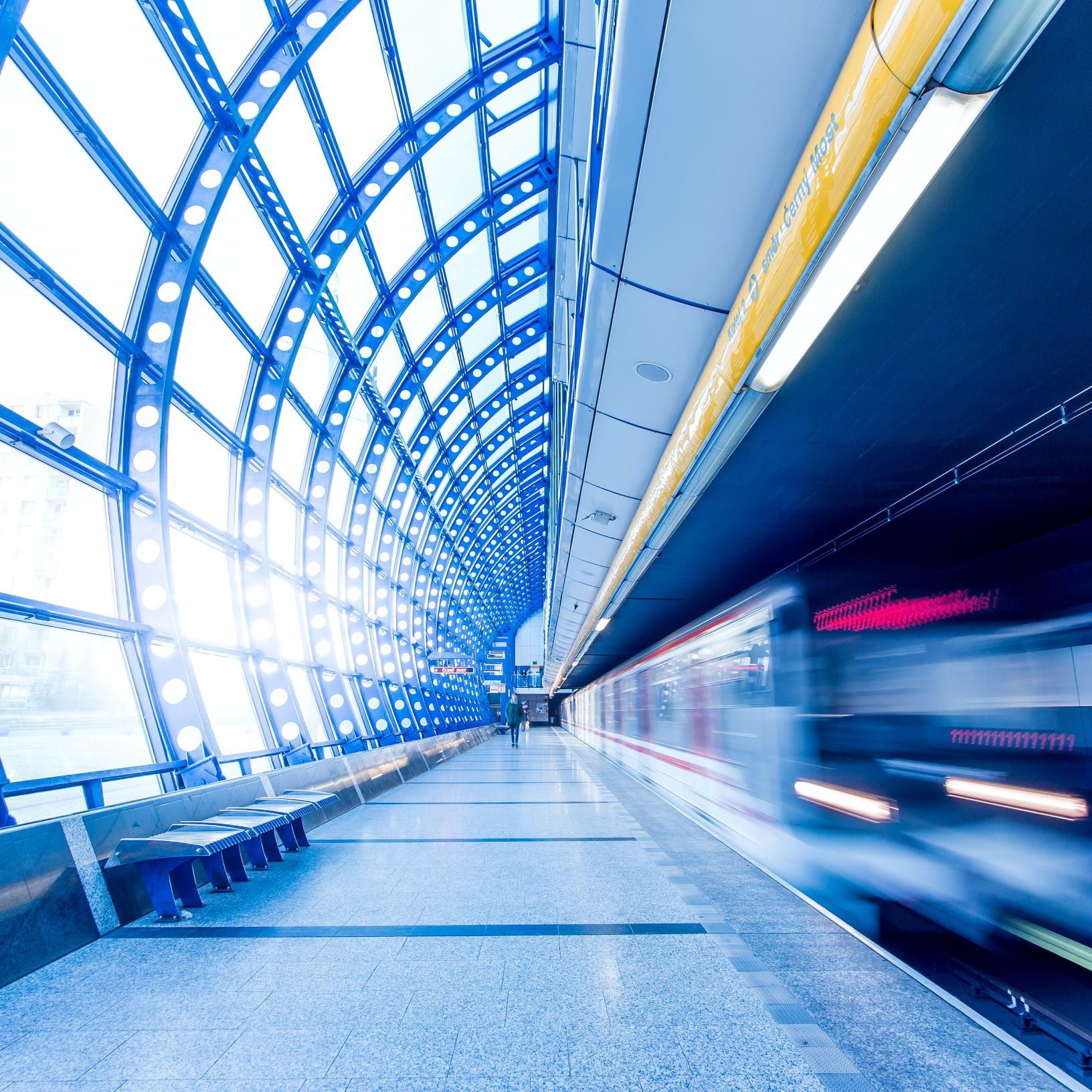 jeshoots-com-XzoSKULTDWI-unsplash Tåg i rörelse på station